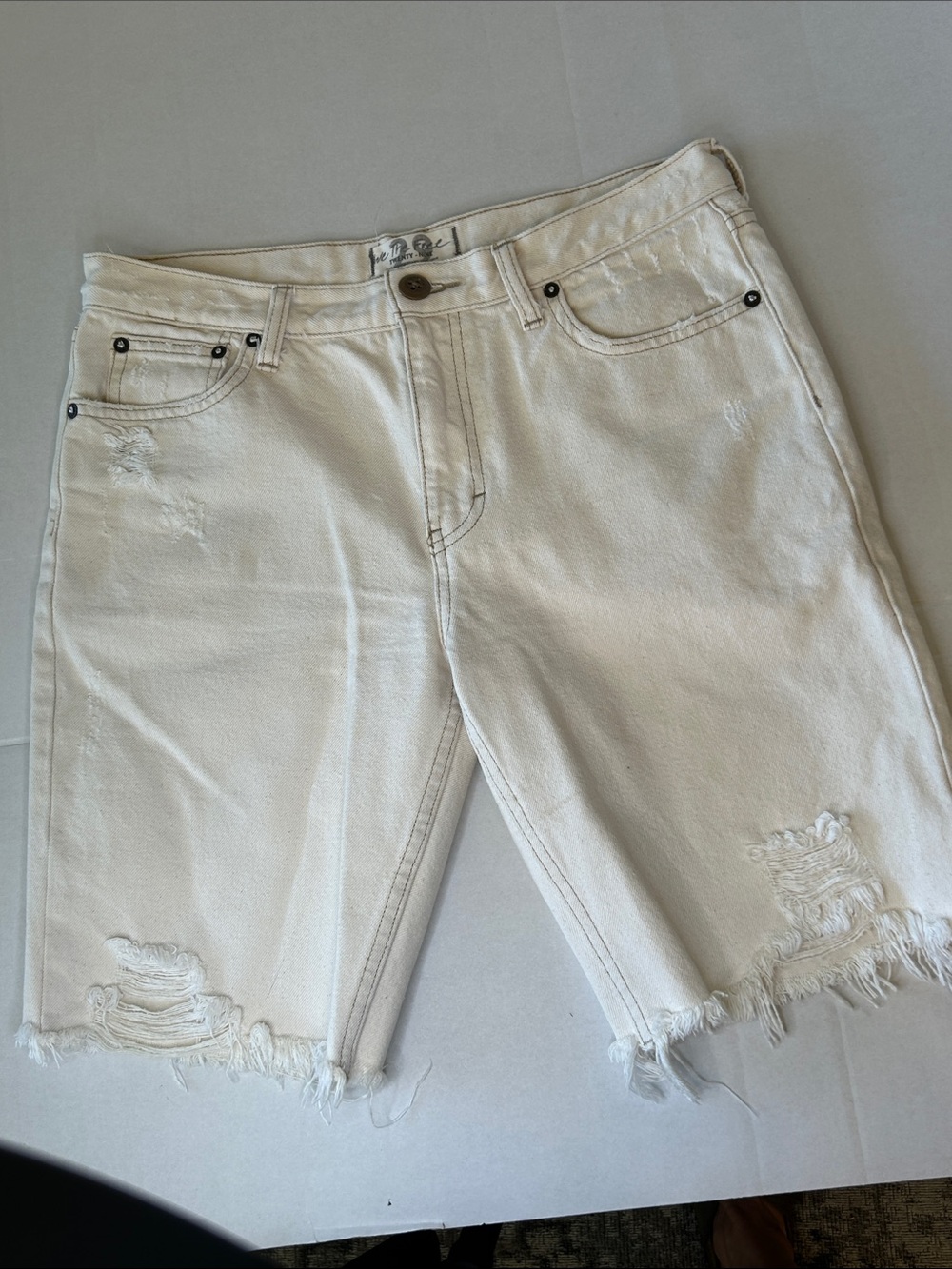 WE THE FREE CAROLINE CUT-OFF DENIM DISTRESSED SHORTS CREAM COLR SZ 29